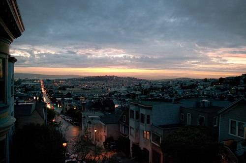 独自翻阅一座城市的悲伤