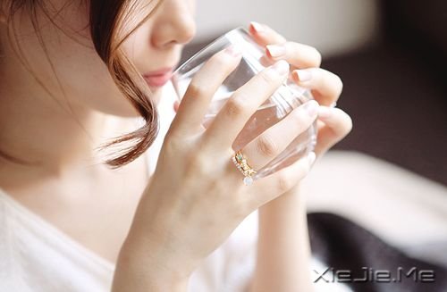 文字:你以为他给了你爱情,而他其实只是想量量你的腰围